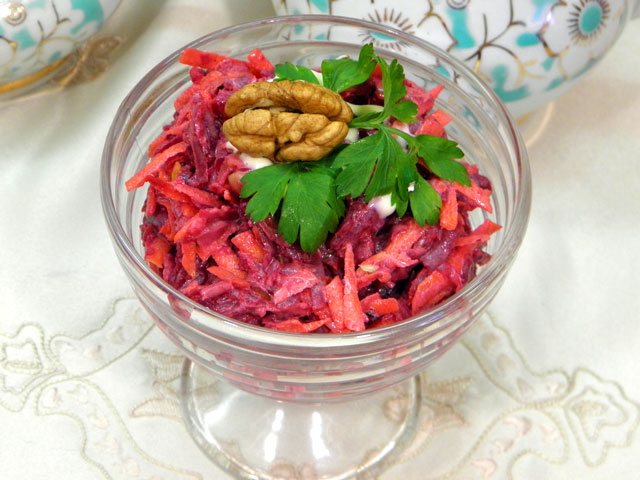 Салат из свеклы с грецкими орехами и чесноком - фото рецепта