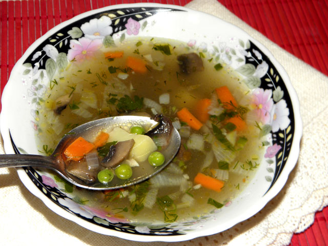 Куриный суп с зеленым горошком и грибами - фото рецепта
