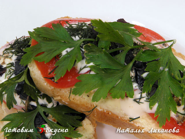 Бутерброды с луком, помидорами и зеленью - фото рецепта