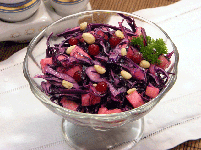 Салат из краснокочанной капусты с яблоком и орехами - фото рецепта