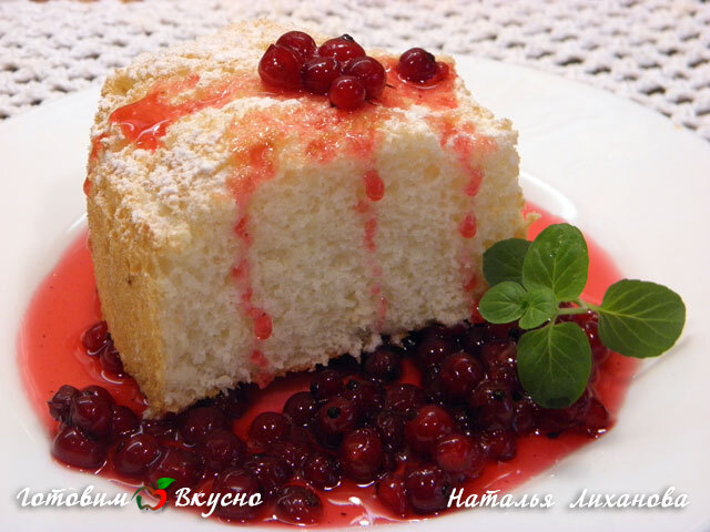 Бисквит на белках с ягодным сиропом - фото рецепта
