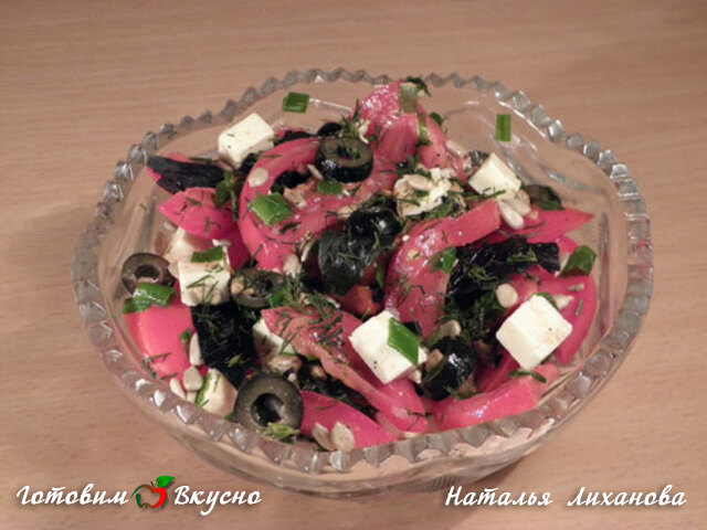 Салат с брынзой и подсолнечными семечками - фото рецепта